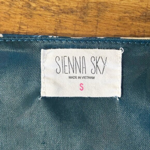 NWOT Sienna Sky Floral Midi Dress with Front Snap Closure – Flowy & Femi… - Picture 9 of 11